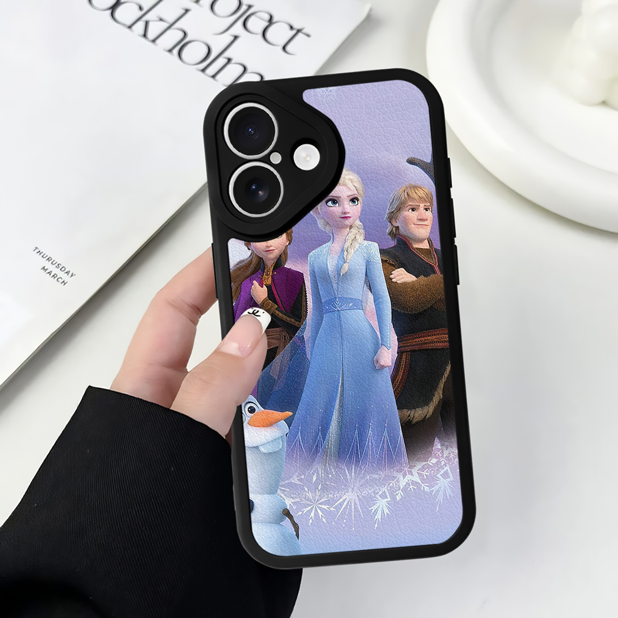 （画像用） アナと雪の女王 アンナ エルサ Frozen Anna Elsa 【iPhone 16シリーズ対応】シリコンスマホケース（レザー調） 材質：シリコン